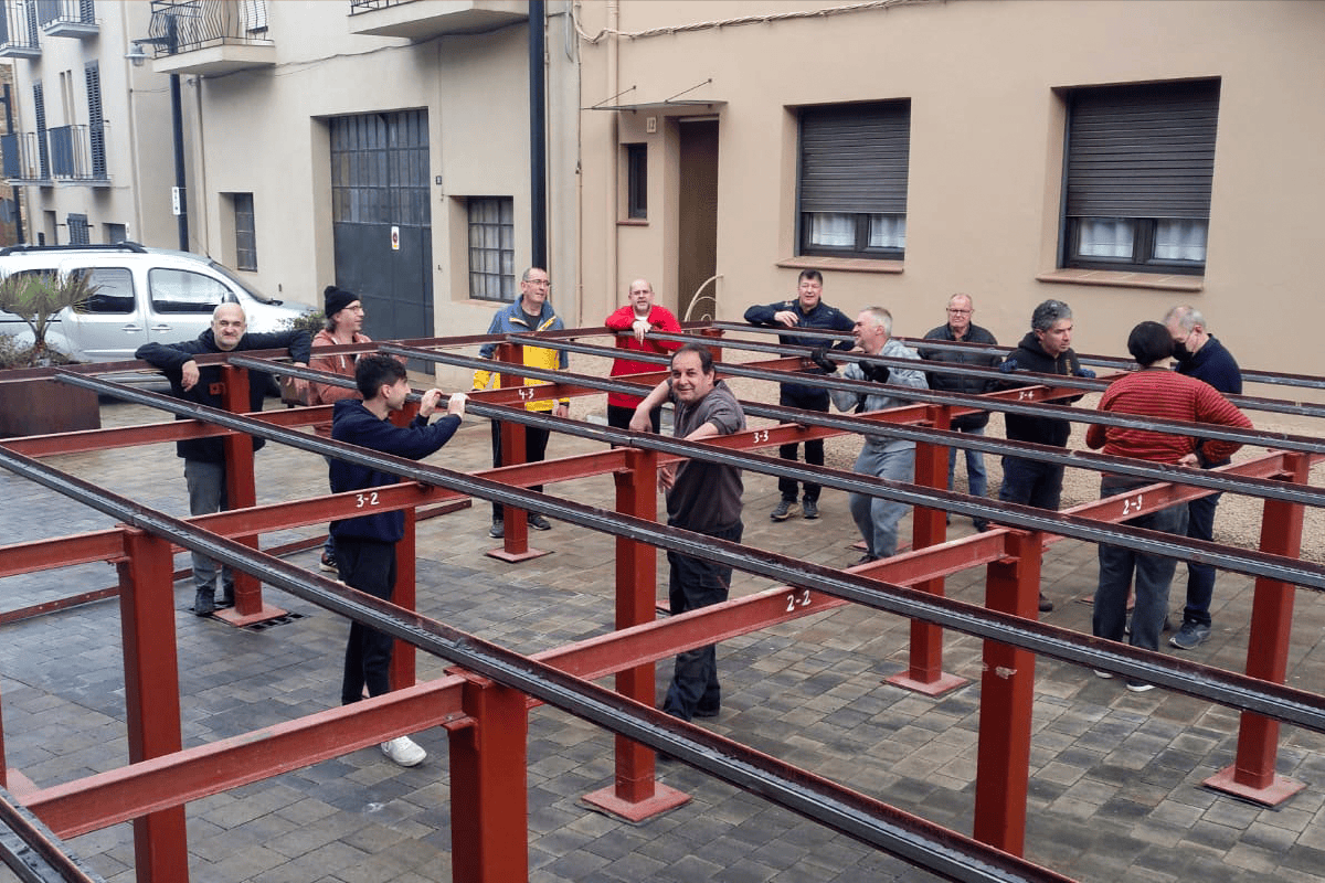 Muntatge del tablado i dinar popular el 1 de març